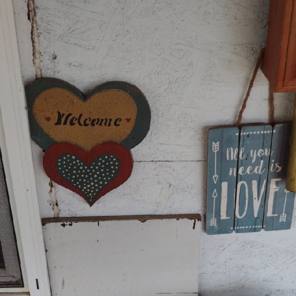 Heart-Shaped Welcome Sign - Multicolor